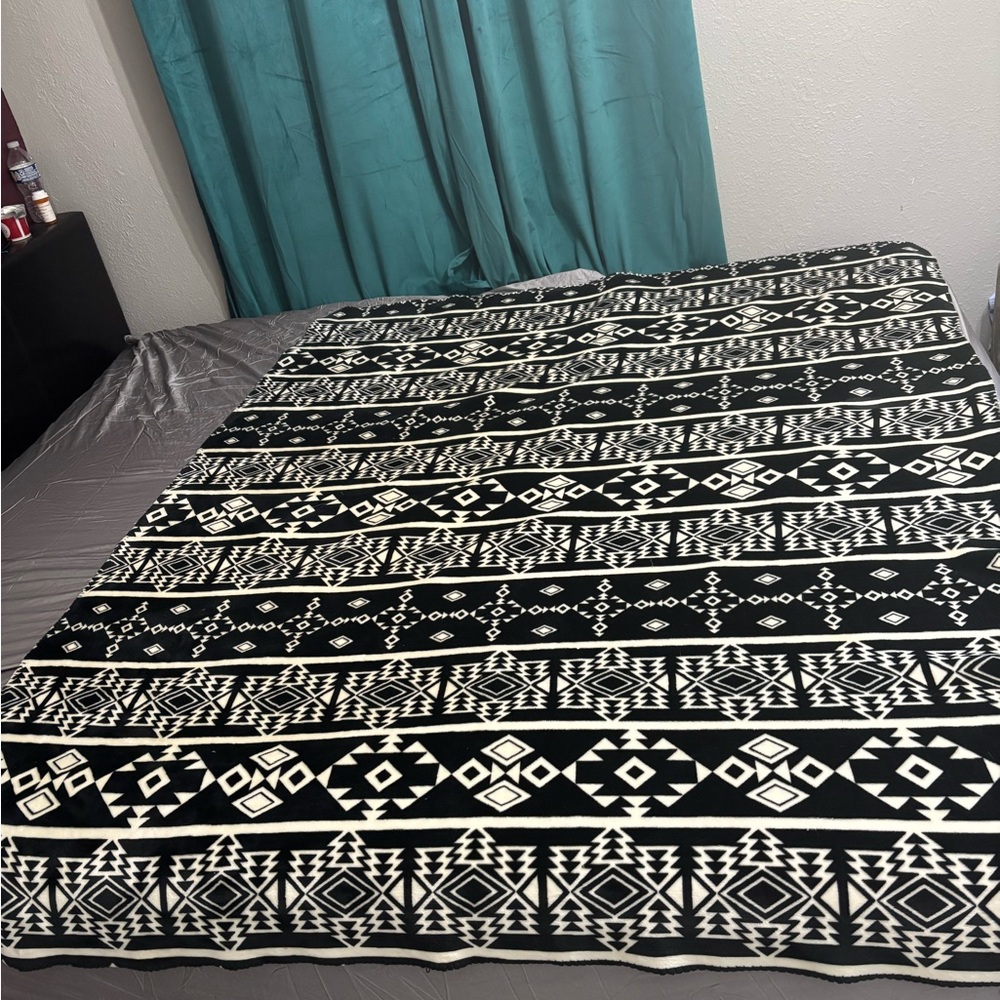 Selling my collection vs pink Sherpa blankets all used on bottom bed make offers